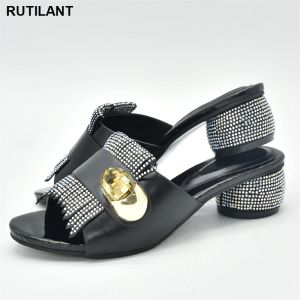 Pumpy Nowe przybycie włoskie buty ślubne ozdobne z pułą z pumowania rhinestone Lowheed Pumps Buty sukienki