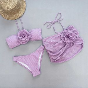 Frauen Badebekleidung Neu gestaltet Frauen 3-teiliger Badeanzug 3D Large Blumentextur Bikini Set+eng sitzende Badeanzug sexy Hosenträger Rückenloser Strandanzug J240403