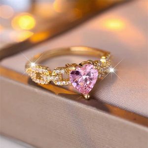 2PCS Wedding Rings Elegant Pink Crystal Heart Stone Ring Romantic Love Heart Engagement Rings For Women Dainty Gold Color Wedding Band Boho Jewelry