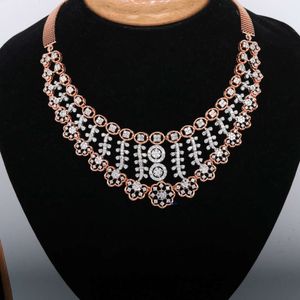 Aus 14 -kt -Roségold gefertigt. Diese Frauen schöne Moissanit -Diamantkette verfügt über attraktive Designs mit VVS -Klarheit