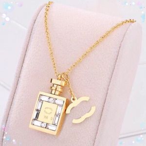 Designer Letter Pendants Brand Necklaces Jewelry Crystal Pearl Necklace Men Womens Wedding Gift 18K Gold Pendant Titanium Stainless Steel Chains