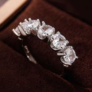 2PCS Wedding Rings Huitan Fashion Crystal Cubic Zirconia Rings for Female AAA White CZ Office Ladys Finger Accessory Simple Stylish Women Jewelry