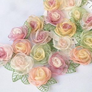 Dekorativa blommor 10st 5,5 cm handgjorda organza chiffon tyg konstgjord gasväv blomma med löv klänning brosch hårnålar hem dekoration diy