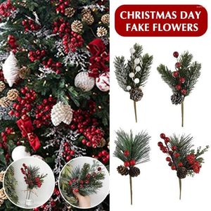 Fiori decorativi 10 pezzi di fiore artificiale Fallo Frost Pine Branch Cone Berry Holly Fai da te Ornamento di Natale Ornamento Dispositivo di arredamento natalizio Regali