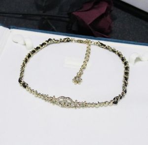 Hänge halsband halsband släta liten blomma diamant svart läder plockare halschain europeisk och amerikansk mode