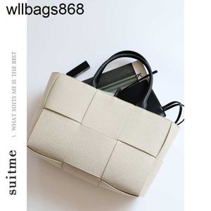 Handbag Bottegvenetass Suitme2024 Spring Summer Song Hye-kyo Same White Woven Canvas with Leather Arco Handbag Tote Bag