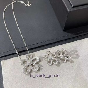 High End Designer Necklace High Version V Golden Large Flower Necklace Beat Sunflower Full Diamond Hollow Flower Collar Chain Earrings Original 1to1