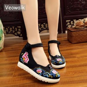 Casual Shoes Veowalk Flowers Embroidered Women Ankle Buckles Canvas Flat Platforms Mid Top Elegant Ladies Soft Old Beijing