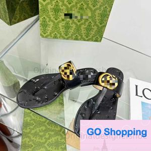 Slippers Classic High-end Letter Flip-Flops Flat Sandals Womens Summer Black European Station Metal Flip-Flops Soft Bottom Open Toe Flip-Flop T240403