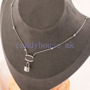 Med storleksdesigner halsband 925 silverkedja män kvinnor halsband hänge med varumärkesbrev designer hänge mode gåvor smycken