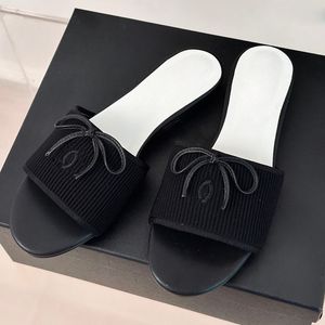 Slippers femininos escorregando em sandálias Designer baixo salto com lesão de bowknot 24sss verão moles clássico pêssego vermelho preto bebê azul casual sapato de praia ao ar livre garotas de lazer