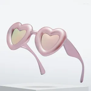 Occhiali da sole Y2K designer di oversize Love Heart Women for Uomo Vintage Punk Pink Sun Glasses Trend Great Frame Shades