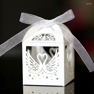 Present Wrap 50st Laser Cut Swan Candy Box Chocolate Spets Wedding Favor Packaging med Ribbon Birthday Engagement