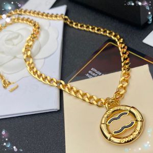 Modehjärtdesigner halsband läder kedja kvinnor guld silver hänge high-end koppar pläterad länk kedja märke bokstav halsband jul bröllop smycken gåva