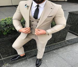 Nowy przyjazd beżowy 3 -częściowy garnitur Slim Fit Men Wedding Tuxedos Peak Lapel One Button Blazer Formal Business SuitsJacketpantsve5703269