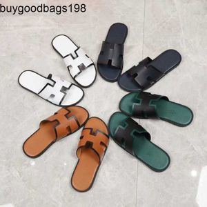 Izmiss Terlik Erkek Terlik Yaz Deri 2024 Yeni Avrupa Trend Nefes Alabaş Plaj Olmayan Flip Flops Kişiselleştirilmiş Çok Yönlü Stil Logo