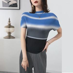Kvinnors T-skjortor Miyake veckade korta ärmar T-shirt Kvinnor 2024 Summer Printed Gradient Color Corn Slim Pullover High-end Top