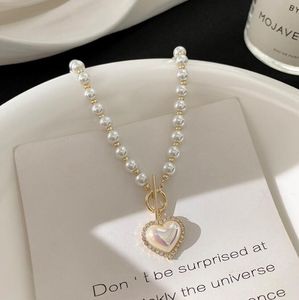 Mode einfache Perlenkette herzförmiger Anhänger Blumenperlen Halskette für Frauen Party Hochzeit Luxus-Schlangekette Kette