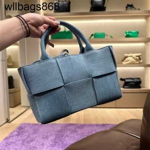 핸드백 Bottegvenetass Luxurys Venetas Arco Woven Denim Mini 휴대용 토트 백을위한 핸드백