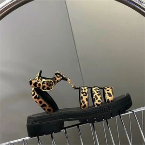 Freizeit Damen Sandalen Mode weibliche Schaffellleder -Leder -Sommerdesigner dicke Sohle Open Toe Flats Neue Frauen magische Klebebandschuhe