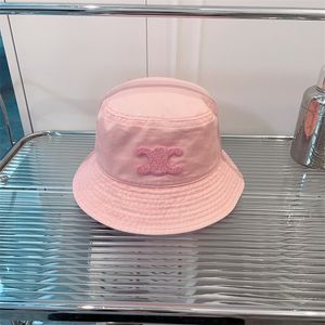 Lyxdesigner hink hattar fashionabla hatt sommarstrand solskydd bred grim hatt för män och kvinnor par hatt brev broderi casual trend hatt