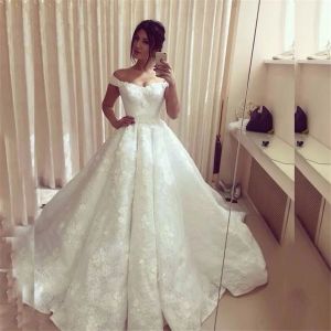 Sukienki z ramion vneck 3D kwiaty koronkowe aplikacje puchowe suknie balowe sukienki ślubne w stylu królewskim moda białe koronkowe sukienki ślubne