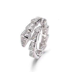 Gorąco sprzedający pierścień w kształcie węża w kształcie diamentu, lekki luksus, modny i wszechstronny pierścień otwierający kości węża, modny pierścień pierścieniowy