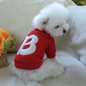 犬のアパレル1PCペットの衣類猫の春と秋のぬいぐるみ厚い赤い文字Bジャケット小さな中サイズの犬に適しています