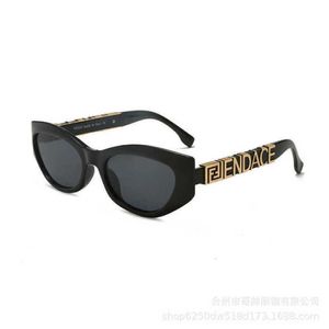 Yüksek kaliteli şık güneş gözlüğü erkekler lüks tasarımcı kadın güneş gözlükleri metal dekoratif kedi gözü gelişmiş duyu ins güneş kremi moda