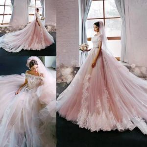 Klänningar 2019 Blush Pink Wedding Dresses Princess Off Axel Korta ärmar Lace Appliced ​​Chapel Train Brudklänningar Anpassade Made China EN1