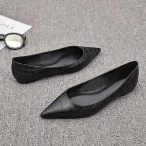 Sıradan ayakkabılar yumuşak taban işleri kadın siyah çok yönlü düz ofis sivri sığ tek kaymaz büyük boy hafif