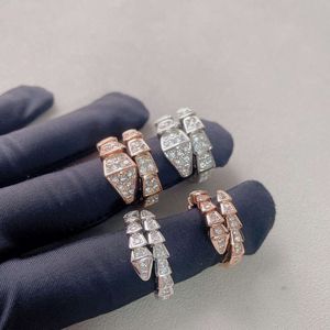 Hochwertige exquisite Volldiamantschlangenknochenbreite und schmaler Ring -Diamant -Schlangen -Form -Öffnungsring