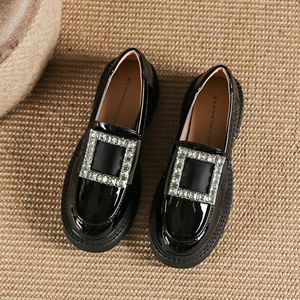 Lässige Schuhe dicker Bodenversestone Schnalle Leder Frau Britisch -Stil Japaned Derby Flats runde Zehenplattform Oxford