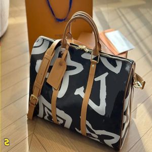 Rese messenger designer äkta läder utomhus rese väska män lyxväskor män duffel väskor brev graffiti par keepall totes sh vqol