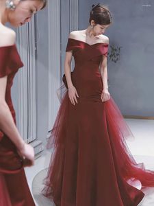 Vestidos de passarela Vinho Vermelho sem alça de celebridade esbelta