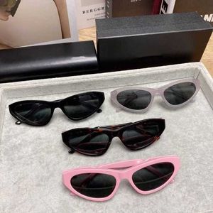 2024 Neue hochwertige neue Luxusdesigner -Familie Bs neuer Teller Oval gebratener Teig Drehungen Bein Sonnenbrille Herren- und Frauen -Ins Net rotes Twist Sonnenbrillen BB0207