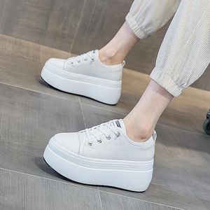 Sıradan Ayakkabı 2024 Kadın Tuval Düz Platform Spor ayakkabıları Dantel Yukarı Kadın Kalın Sole Kadınlar Siyah Beyaz Ayakkabı