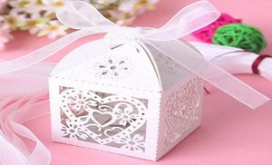 100pcs Heart Laser Cut Bomboniere Chocolate Candy Gift Box com Ribbon4883340
