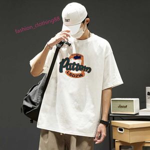 Casal T-shirt de mangas curtas impressas para homens Hong Kong Instagram verão nova marca moderna com roupas masculinas de mangas soltas