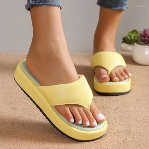 Slippers amarelos PULA PLAGATE DE CALARO PULHO FLIP PARA MULHERES PLUSS TAMANHO DO TOE SANDALS PLANO MULHER SUMPLEM 2024 NON SLIP PRAIA