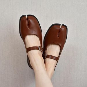 Повседневная обувь Ippeum Женщины Мэри Джейн расколотые пальцы пальцев ног 2024 в коричневых насосах.
