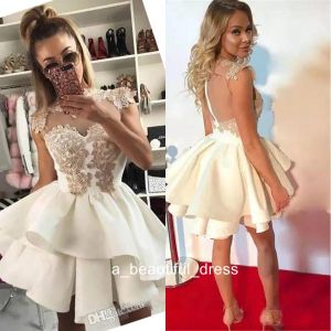 Klänningar blygsamma besättningsnivåer Homecoming Dresses Satin Applique Arabic Bridesmaid Short Prom Dress Cocktail Party Club Wear Graduation Gowns G