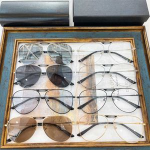 Os novos óculos de sol da família de designers de luxo B.