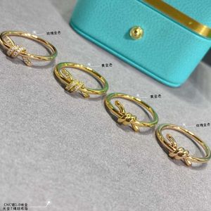 Marca de designer knot torcido anel embrulhado feminino ouro rosa 18k esterling prata incrustada moda leve luxo inspiada com logotipo