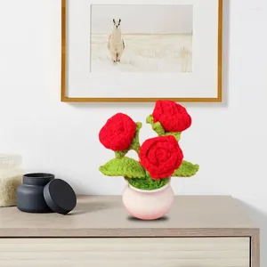装飾的な花編みバラの花現実的な鉢植えの植物の装飾家の手作りのかぎ針編みの花のアレンジメント低メンテナンス