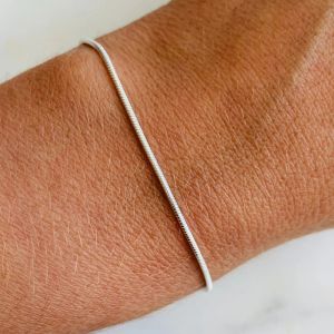 Halsketten klassische Paare Männer Frauen goldene Farbarmbänder für Frauen Edelstahl Dünne Schlangenverbindungskette Hummerverschluss Schnappknopf Schmuck Schmuck