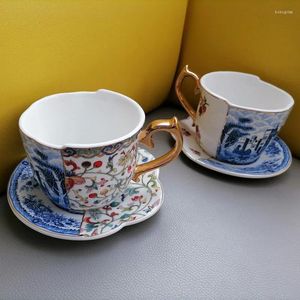 マグカップ中国の磁器美しいアートペインティングコーヒーレトロな豪華な不規則なカップのソーサーとゴールドリムブルーと白いカップ