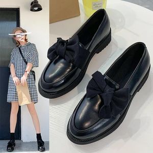 Sapatos casuais estudante britânico Black Matte Patent Leather Mary Janes Woman Flats Derby Mulheres Mocas de Bow-NOT Oxfords 2024