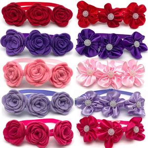 Vestuário para cães 50/100pcs Dia dos namorados de pequenas flores de animais de estimação de gravatas acessórios Rose Flowers Cat Colar para