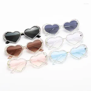 Solglasögon 2024 Fashion Rhinestone Sun Glasses Women Personlighet Design Heart Shaped Frame Punk UV400